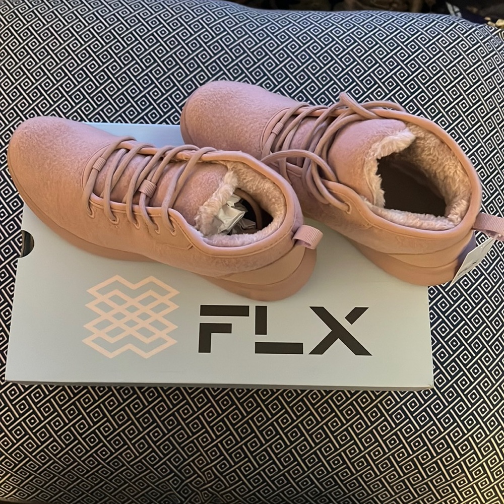 ❄️ 👟 NWT FLX exhilarate sneakers fuzzy-lined winter shoes size 8.5
